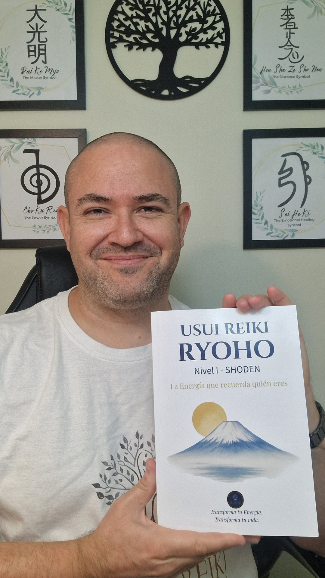 Javier Flores con libro en las manos